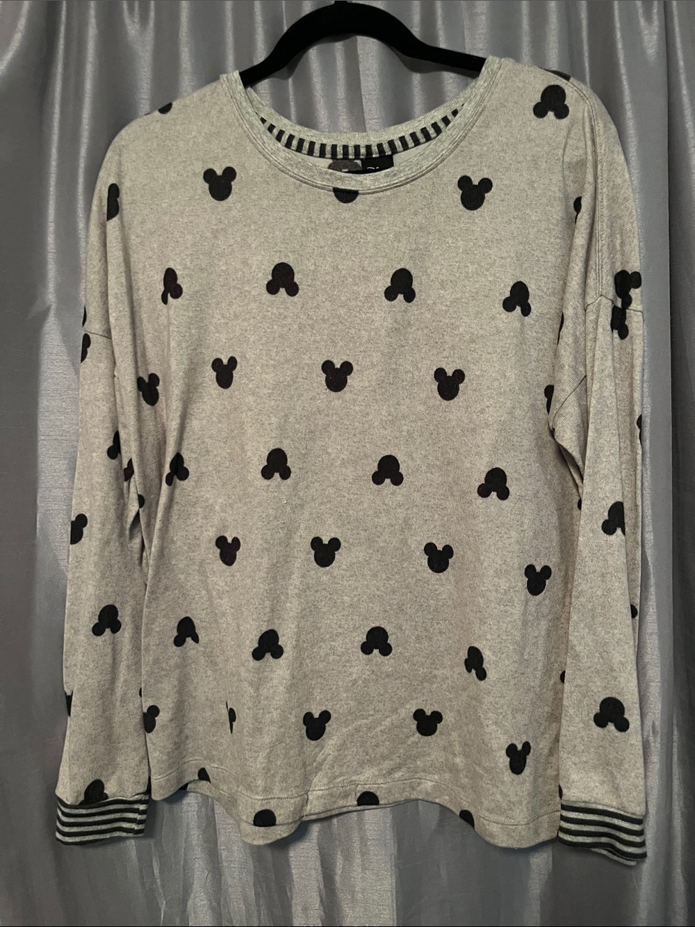 ' Gray Long-Sleeve Mickey Icon Tee